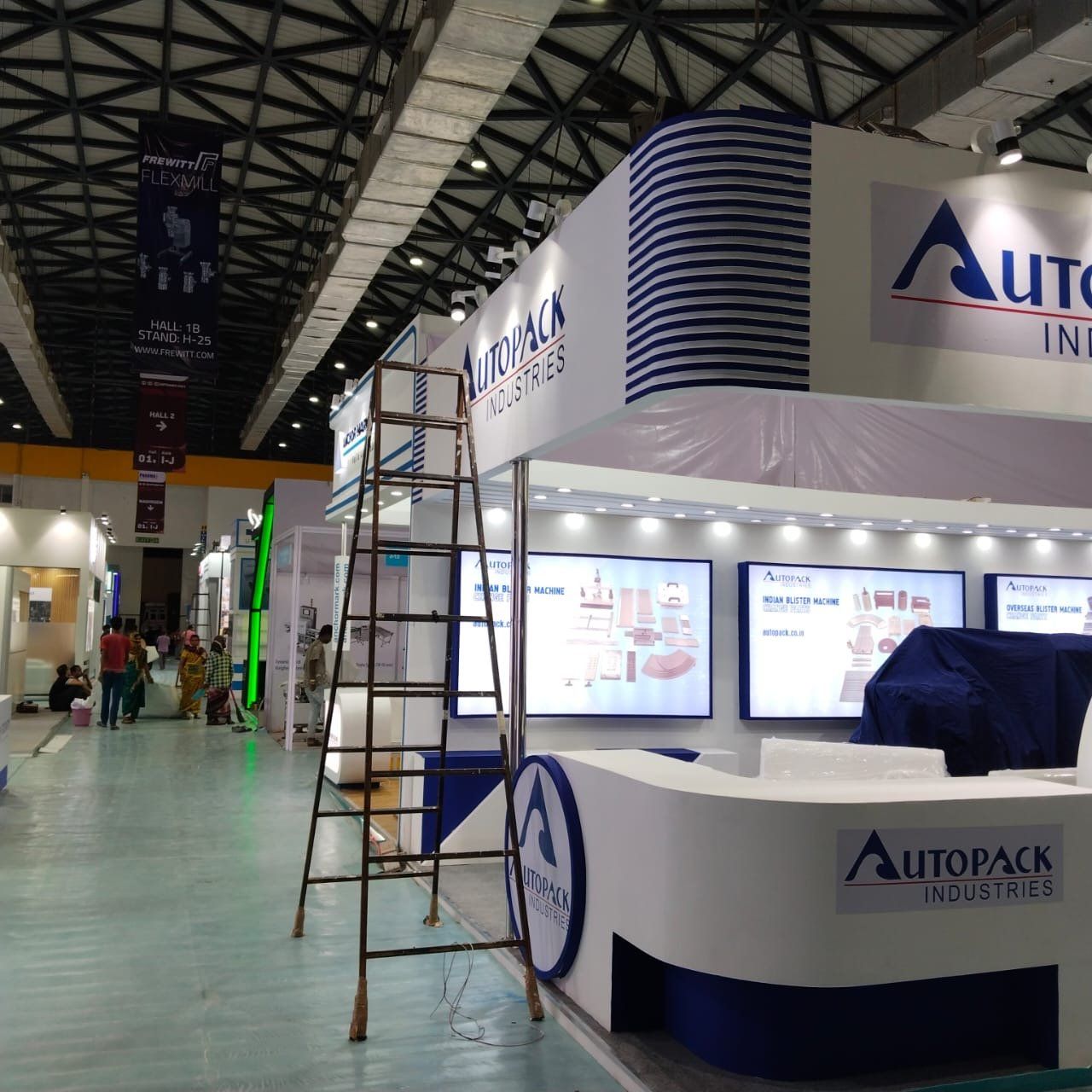 Autopack stall side view with striped tower, lightbox panels and curved counter during build-up