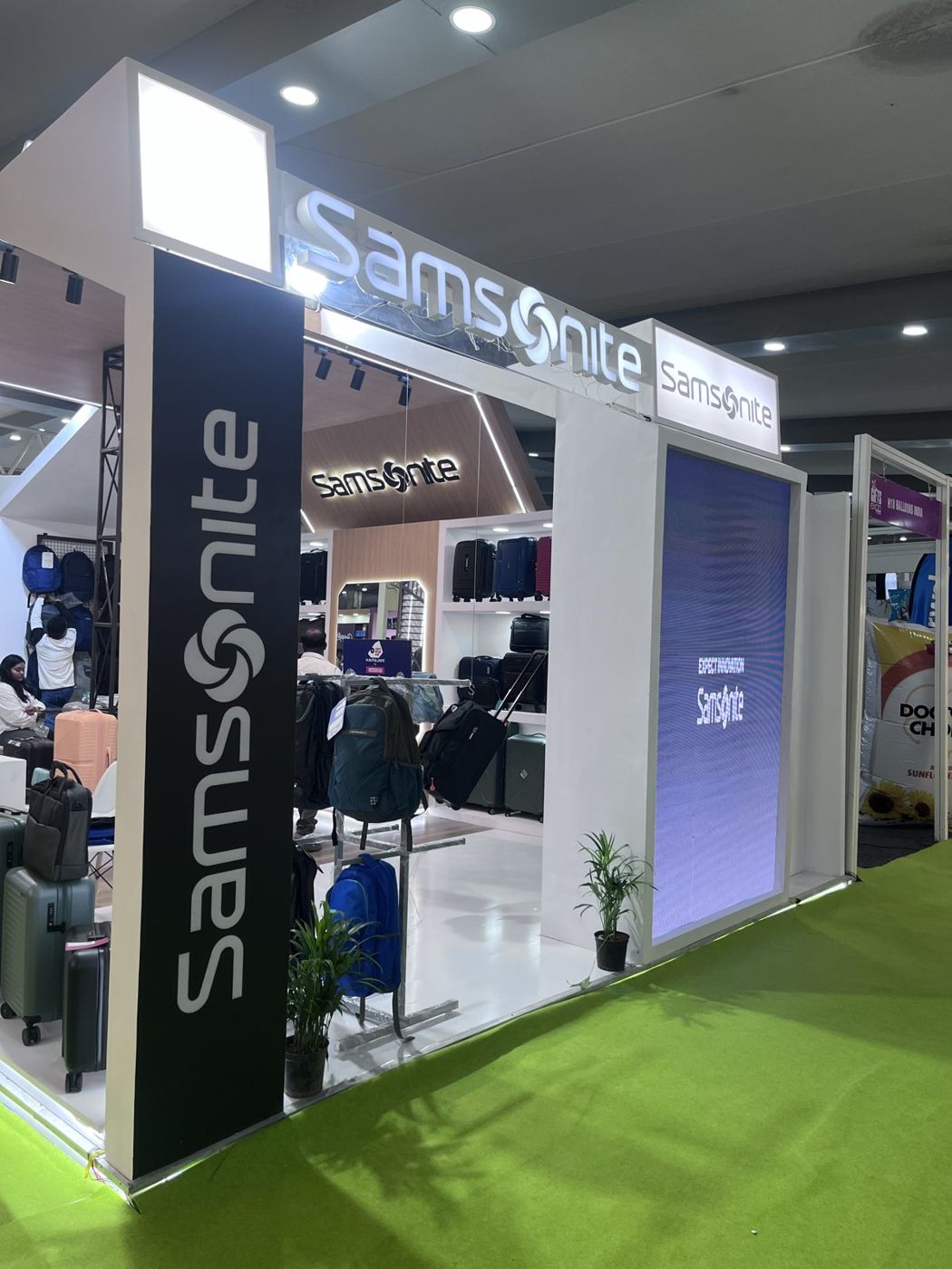 Samsonite face with raised fascia letters, black vertical logo panel and tall brand screen